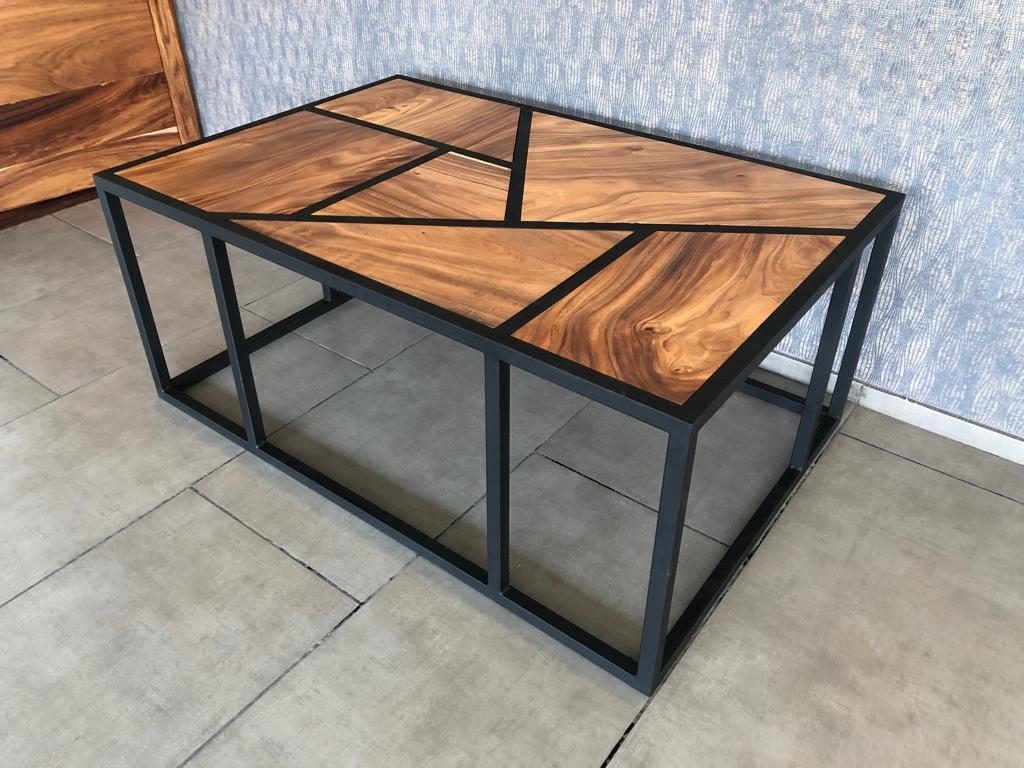 Mueblería Metálica con Madera