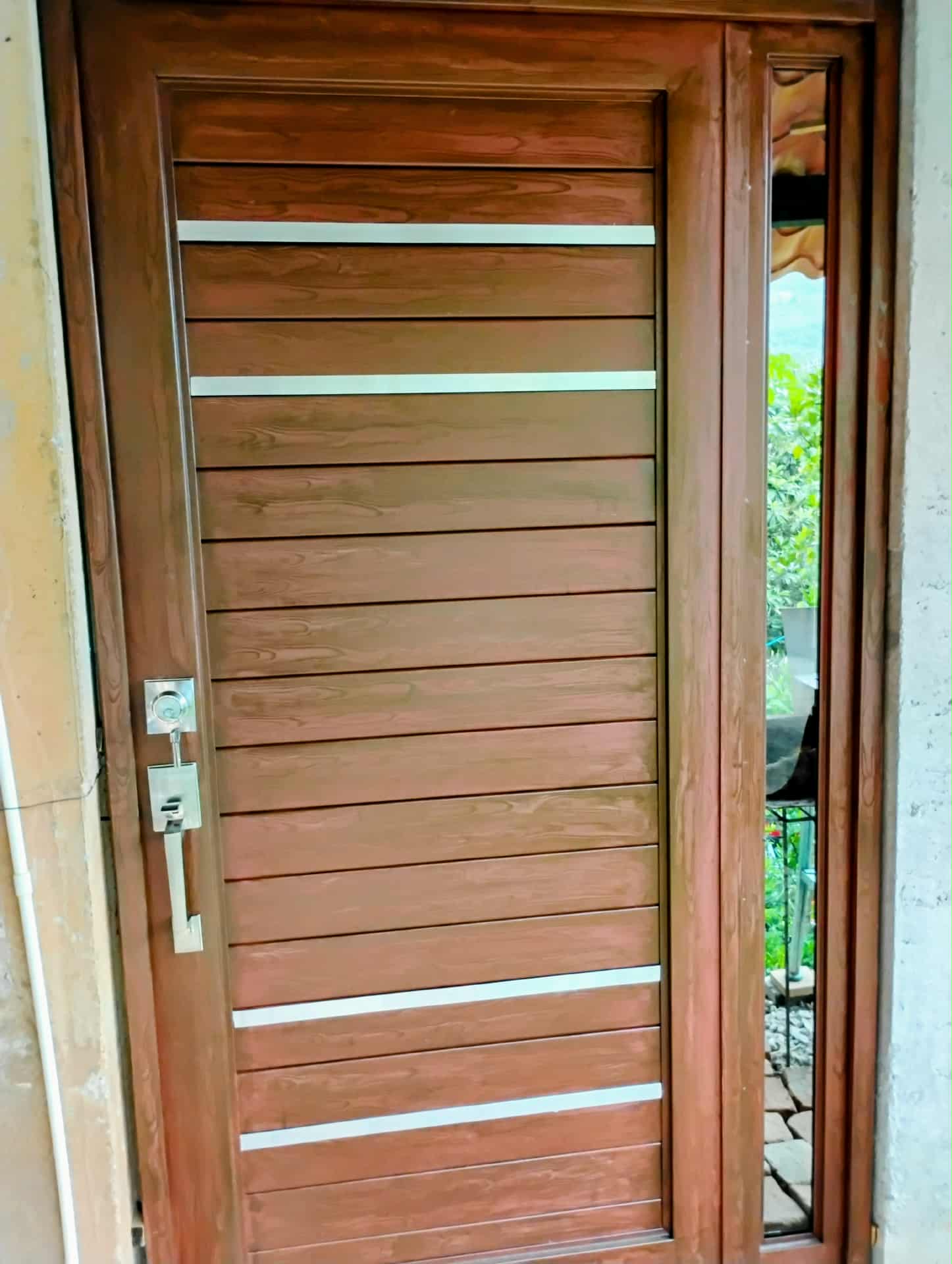 Puerta Moderna Con Veta De Madera