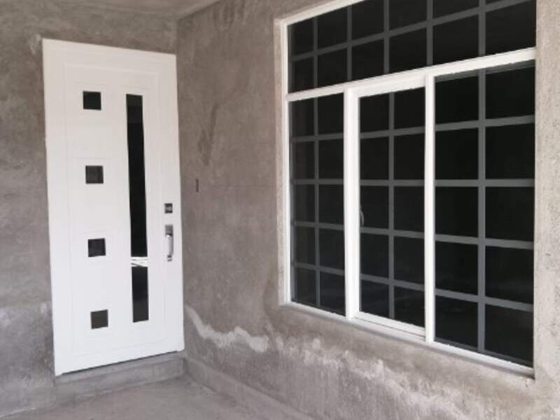 Ventana con Puerta Blanca Moderna